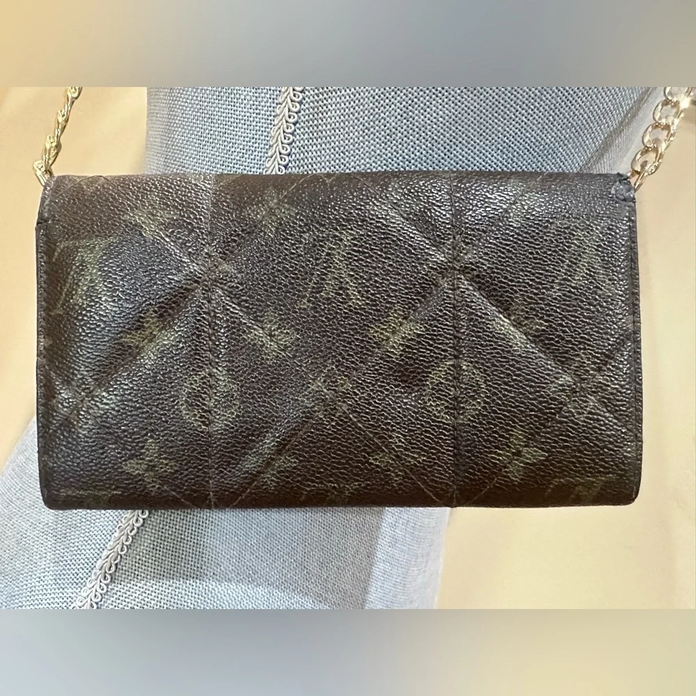 LOUIS VUITTON
Sarah leather wallet w/unbranded chain - Picture 3 of 12